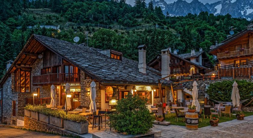 Courmayeur Hotel Pilier D'Angle & Wellness 3-Star Hotel lobby