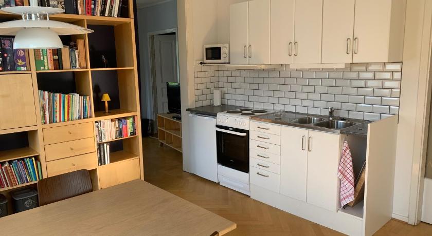 Rymlig ljus lagenhet i lugnt omrade nara centrum