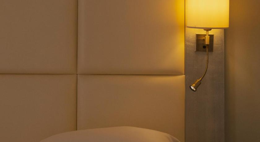 Image of Queen Deluxe Room 7