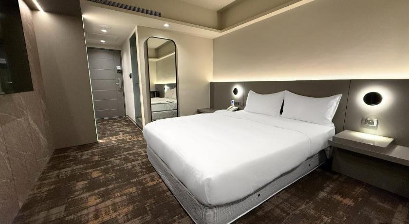Image of Superior Double Room Check-In 9 PM 5