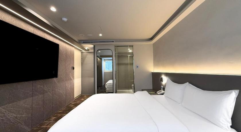 Image of Superior Double Room Check-In 3 PM 5