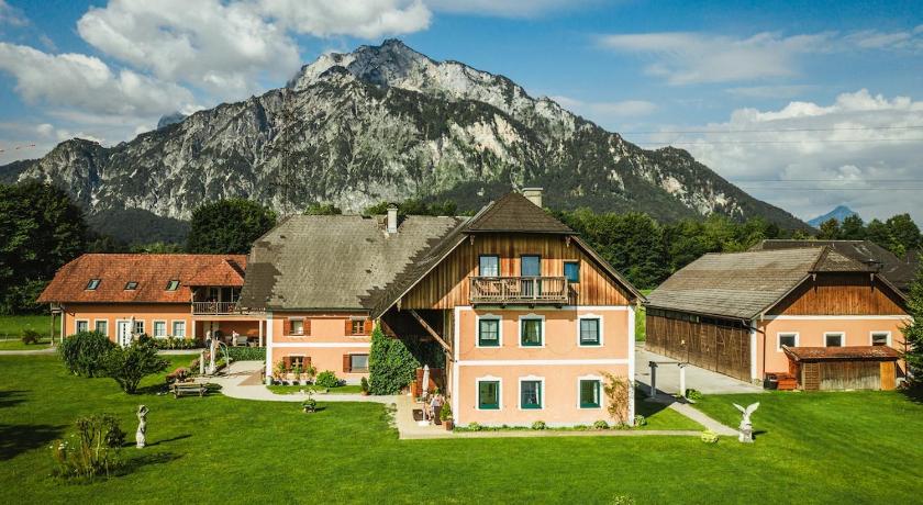 Reschbergerhof Appartements by Geierspichler