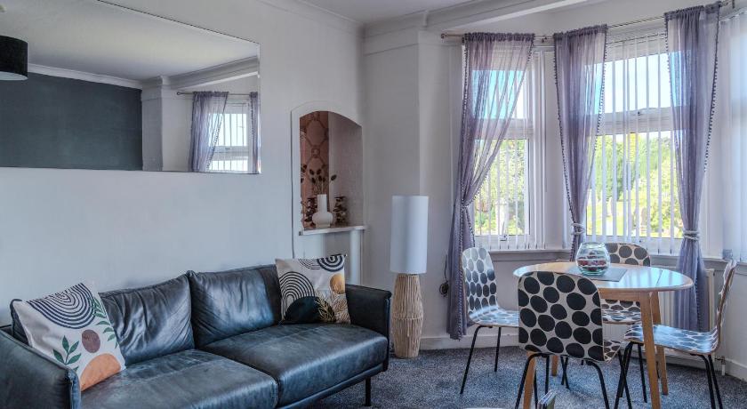 Dundee themed apartment with free parking