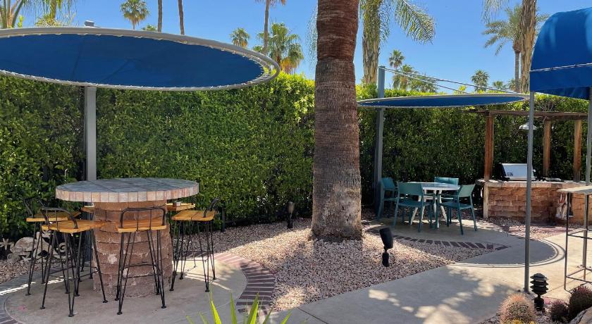 Palm Springs (CA) Desert Paradise - A Men's Clothing Optional Resort 3-Star Accommodation pool