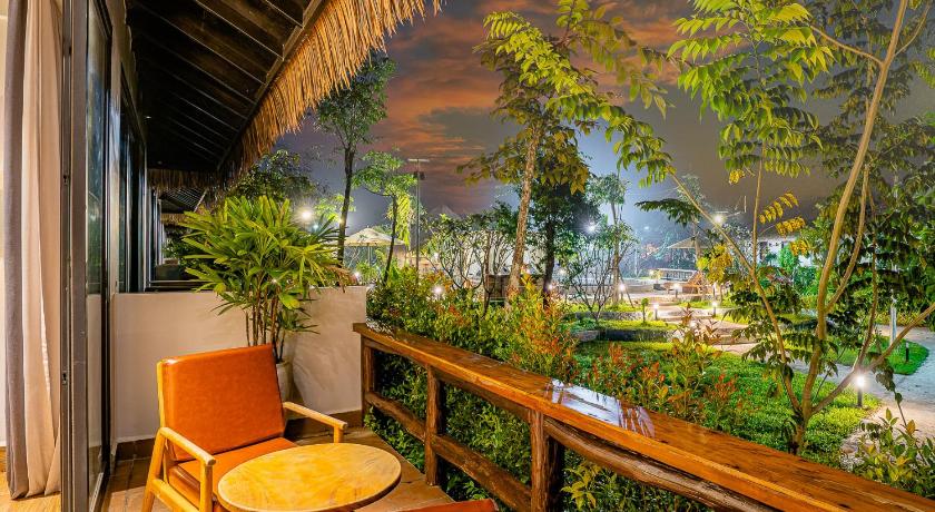 Image of Deluxe Pool View 1