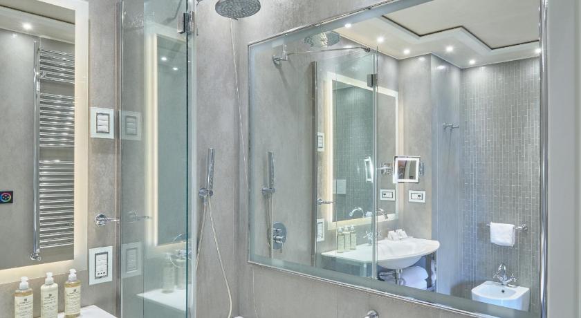 Image of Habitación Deluxe con cama doble o 2 camas y vistas al Gran Canal (Deluxe Grand Canal View Room with Double or Twin Bed) 13