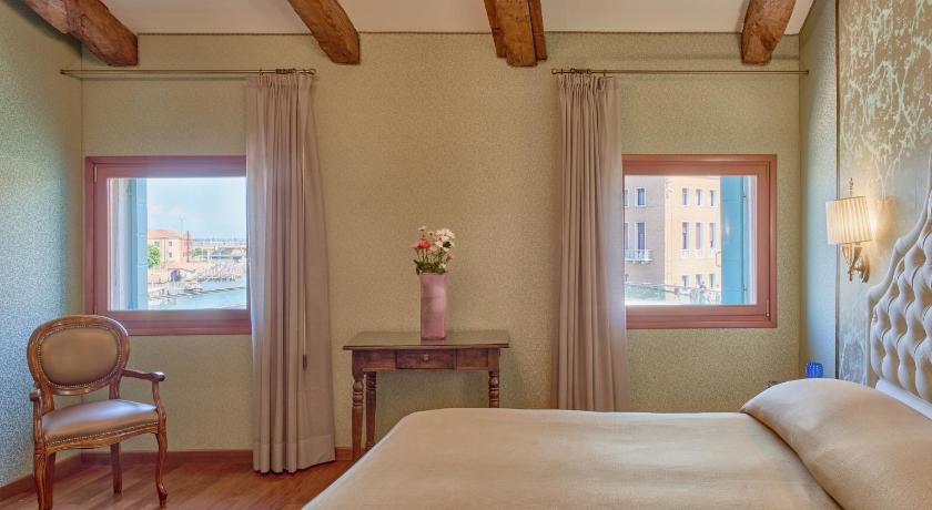 Image of Habitación Deluxe con cama doble o 2 camas y vistas al Gran Canal (Deluxe Grand Canal View Room with Double or Twin Bed) 16