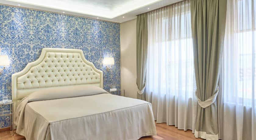 Image of Habitación Deluxe con cama doble o 2 camas y vistas al Gran Canal (Deluxe Grand Canal View Room with Double or Twin Bed) 5