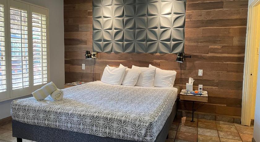 Palm Springs (CA) Desert Paradise - A Men's Clothing Optional Resort 3-Star Accommodation room