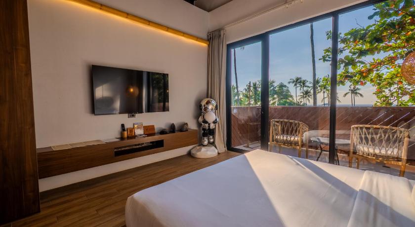 Image of Deluxe Ocean View 11
