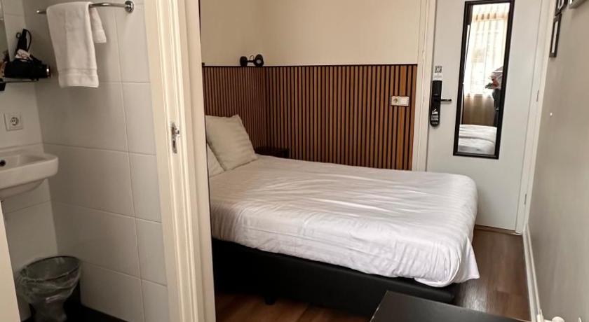 Image of Double Room with Shower 4