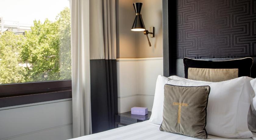 Image of 1 King Bed Premier 4