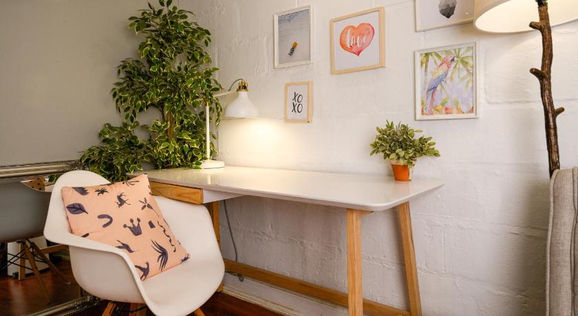 Charming Basement Suite with Private Entrance Near Subway, Koreatown & UofT