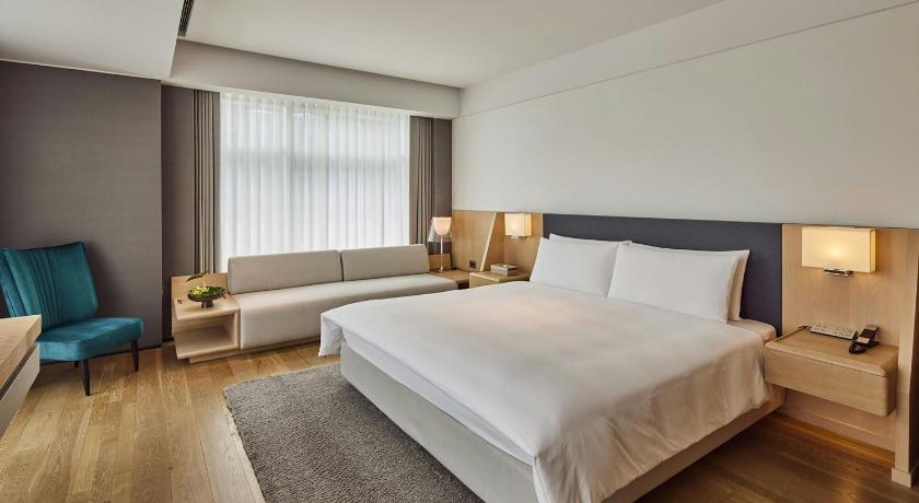 Image of Premier Room, Guest room, 1 King, City view 5
