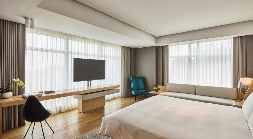 Image of Premier Room, Guest room, 1 King, City view 6