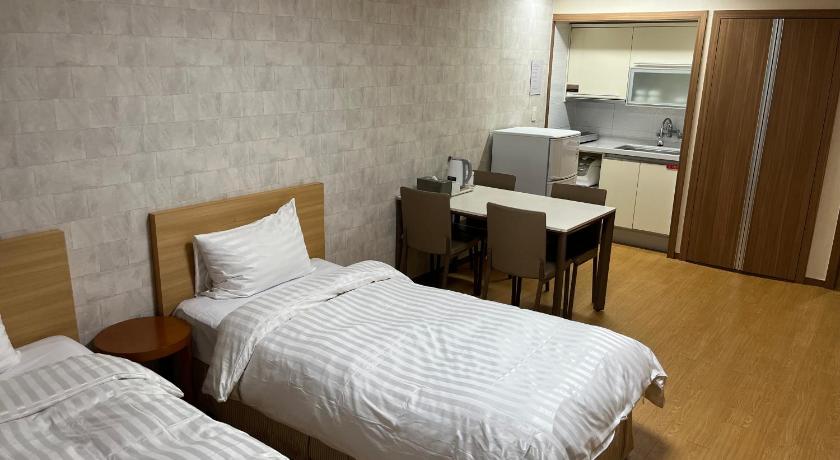 Image of Family (No Kitchen/Garden View/Bed) 3