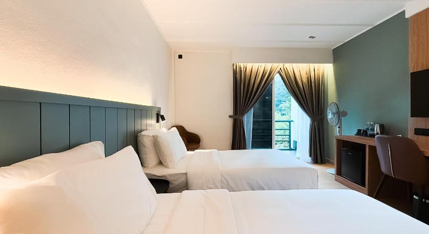 Image of Garden View 2 Single Beds 3