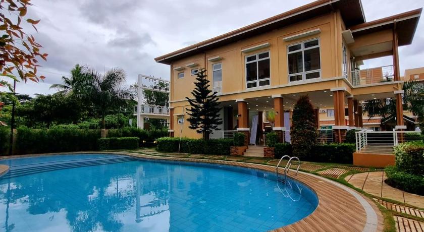 Verdant Condo Studio | Pool | Balcony | Near Airport - image 7