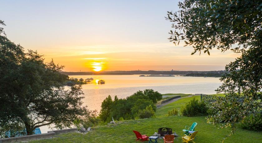 Austin Lake Travis Lakefront Retreat - Hot tub - Boat Ramp - Lakeside Parks 4-Star Accommodation view
