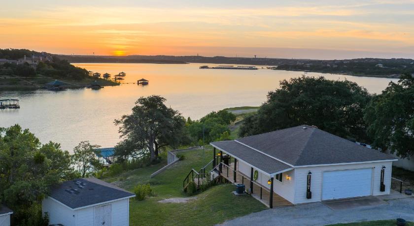 Austin Lake Travis Lakefront Retreat - Hot tub - Boat Ramp - Lakeside Parks 4-Star Accommodation amenity