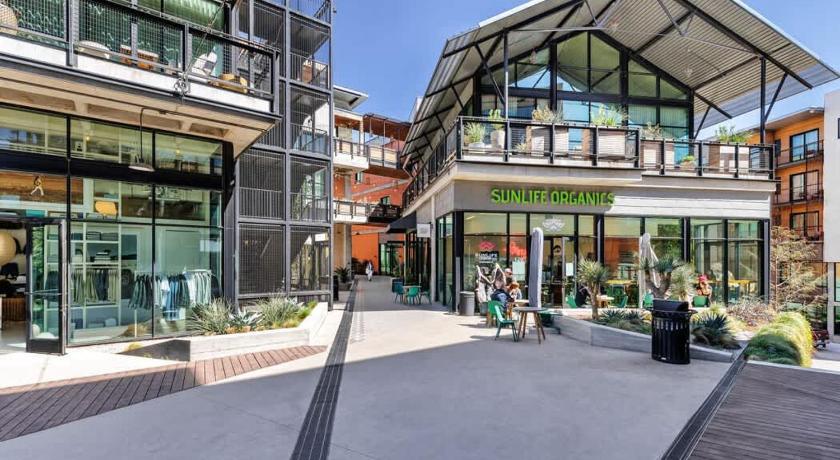Austin Boulevard Stays Walk to Downtown 1BR SoCo Pool Parking Gym 02 4-Star Accommodation pool