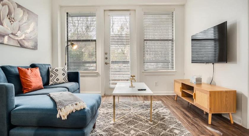 Austin Boulevard Stays Walk to Downtown 2BR SoCo Pool Parking Gym 05 4-Star Accommodation room