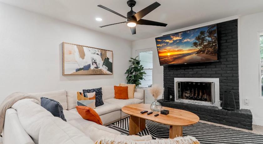 Austin Hot Tub, Firepit & Giant Chess at Austin Hideaway 4-Star Accommodation suite