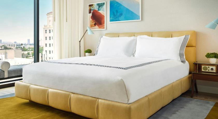 Image of King City View W/Balcony, Guest room, 1 King 0