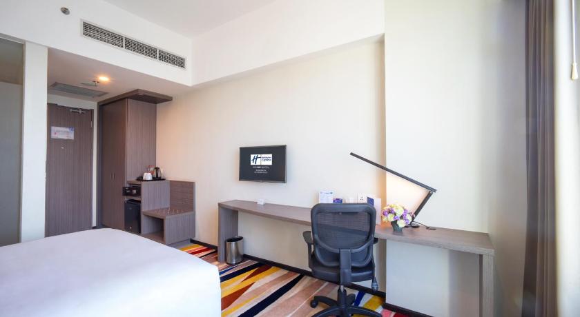 Image of Deluxe Queen Room with City View - Smoking 6