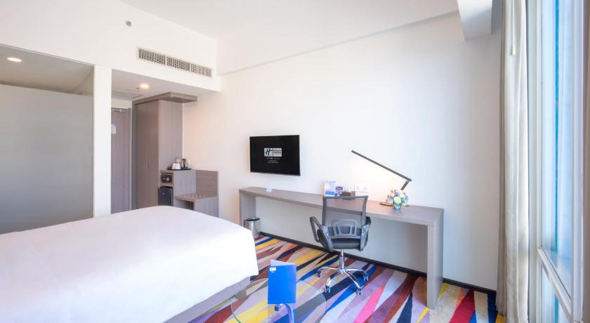 Image of Deluxe Queen Room with City View - Smoking 4