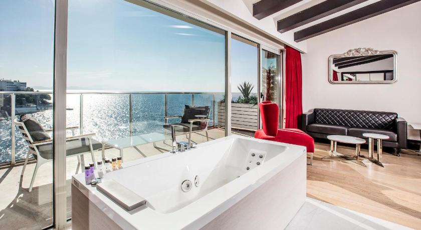 Charisma De Luxe Hotel - main image
