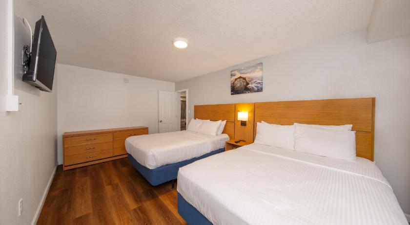 Image of Suite con 2 dormitorios y sofá cama - 4 camas grandes - No fumadores (Two-Bedroom Queen Suite with Four Queen Beds and Sofa Bed - Non-Smoking) 3