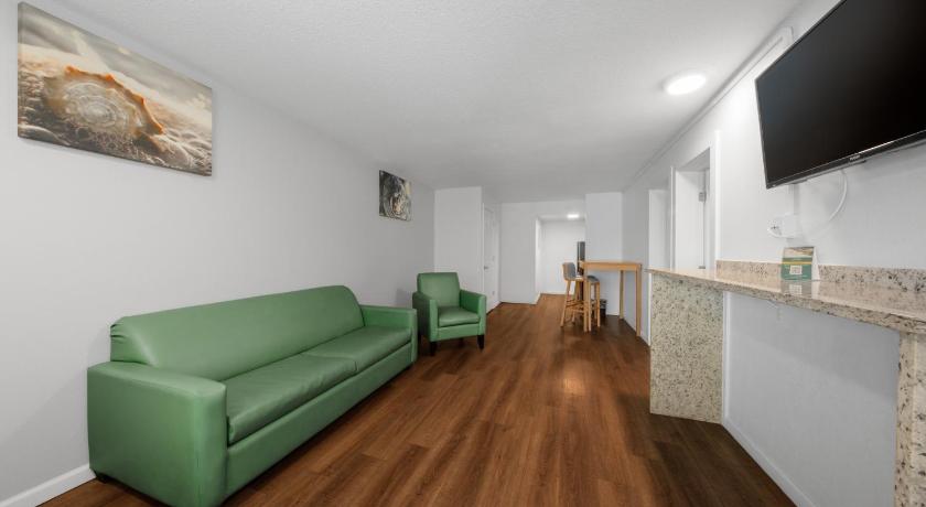 Image of Suite con 2 dormitorios y sofá cama - 4 camas grandes - No fumadores (Two-Bedroom Queen Suite with Four Queen Beds and Sofa Bed - Non-Smoking) 4