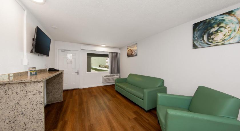 Image of Suite con 2 dormitorios y sofá cama - 4 camas grandes - No fumadores (Two-Bedroom Queen Suite with Four Queen Beds and Sofa Bed - Non-Smoking) 7