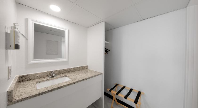 Image of Beachfront Walkout Room - Queen/Queen 2