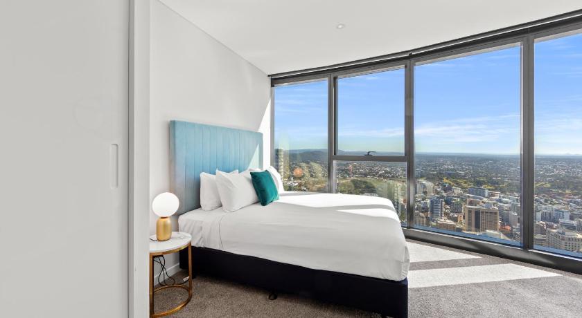 Image of 3-Bedroom Sky High View Compact Apartment with 2 Bathrooms 6