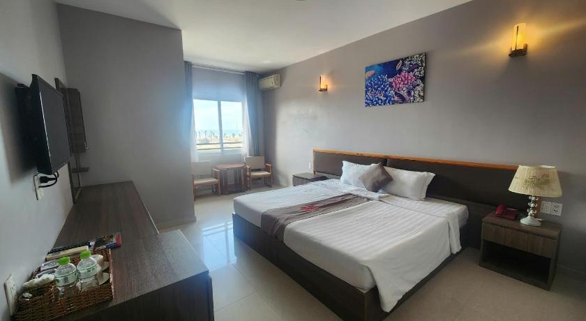 Image of Deluxe Double or Twin Room with Pool Access 2