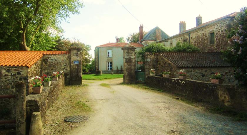 Le Manoir "Aux Douves"