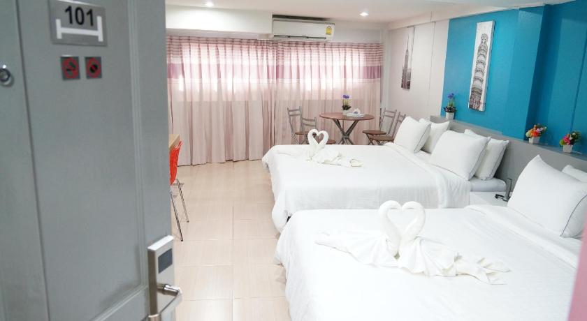 Image of Family Room 4 People 5