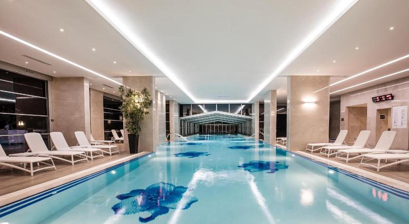 Charisma De Luxe Hotel - image 10