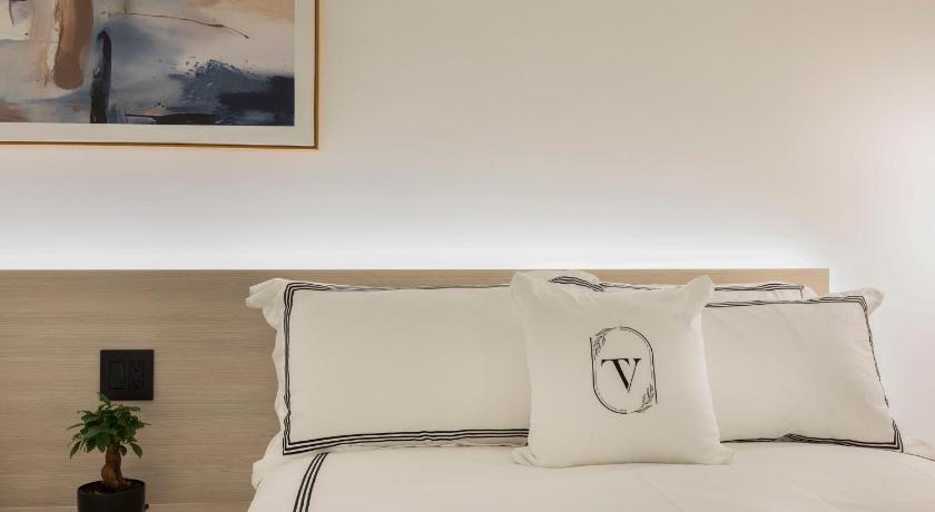 Image of Double Room with Pool View 5