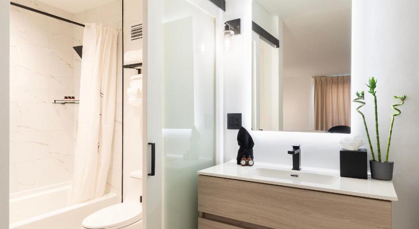 Image of Double Room with Pool View 2