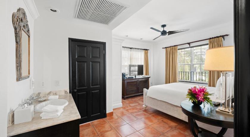 Image of Casa Room 1 Queen, 259Sf, 24Sm, District View 3