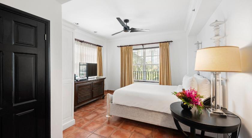 Image of Casa Room 1 Queen, 259Sf, 24Sm, District View 2