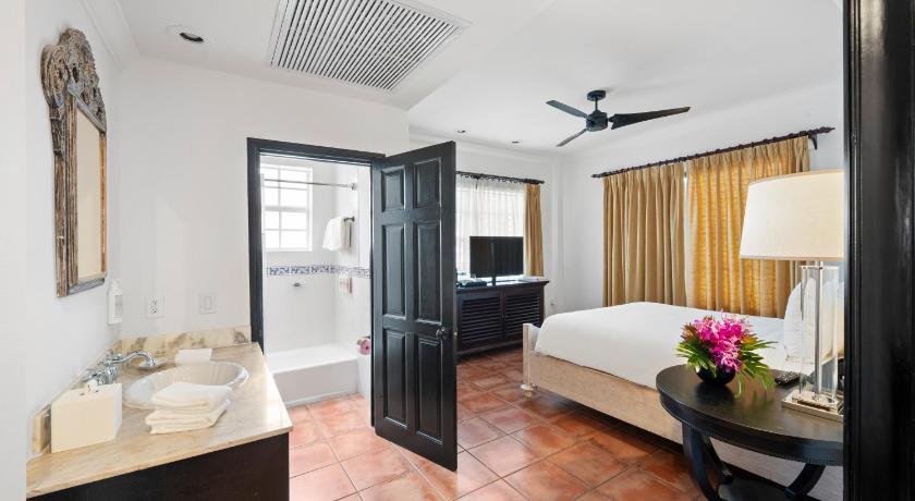 Image of Casa Room 1 Queen, 259Sf, 24Sm, District View 0