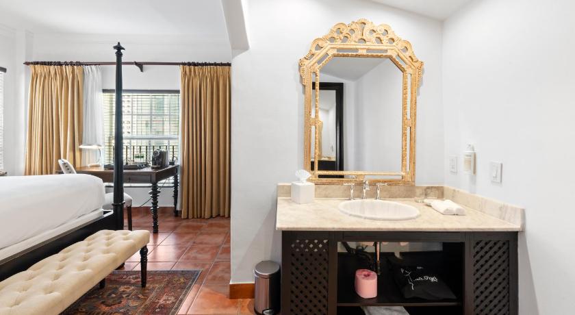 Image of Casa Room 1 King, 259Sf, 24Sm, District View 5