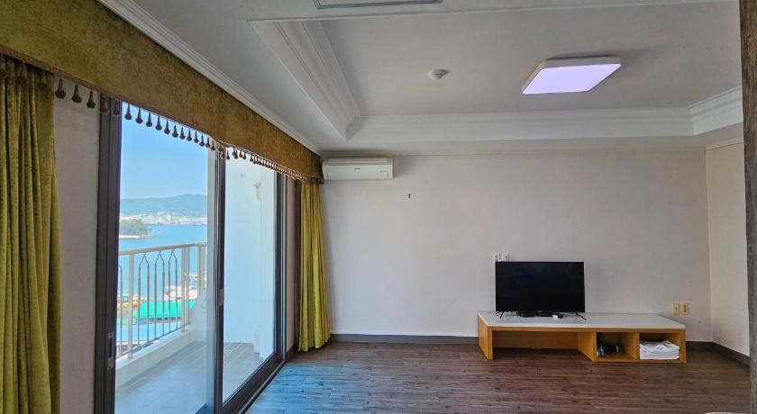 Image of Condo - Family Studio 6