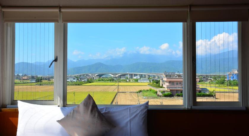 a hotel room with a view of the ocean, Simple Happiness Hostel in Yilan