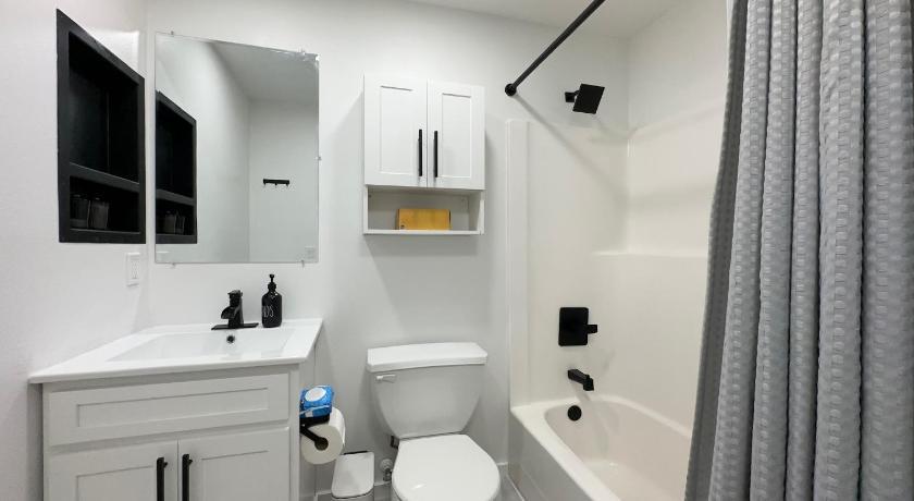 시애틀 (WA) Modern 2Br-2Ba Belltown Condo with Free Garage Parking 4성급 숙소 객실