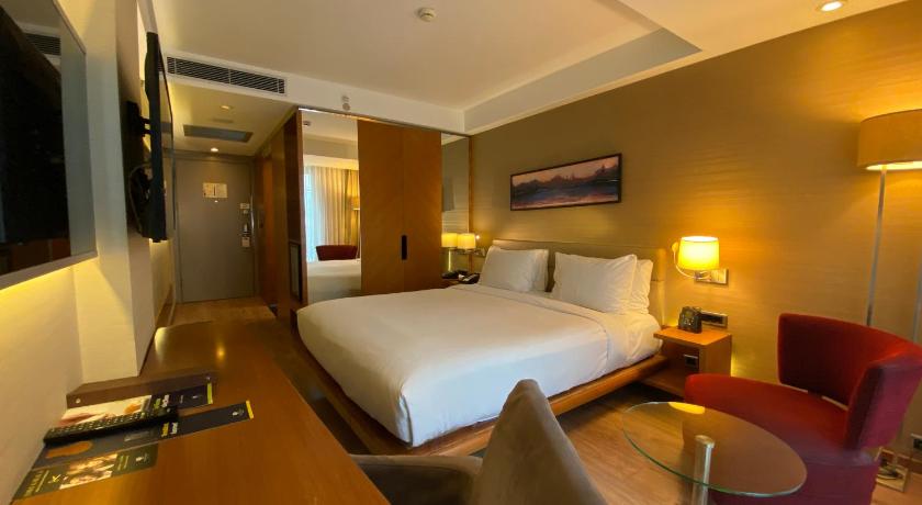 Image of King Corner Guest Room 1